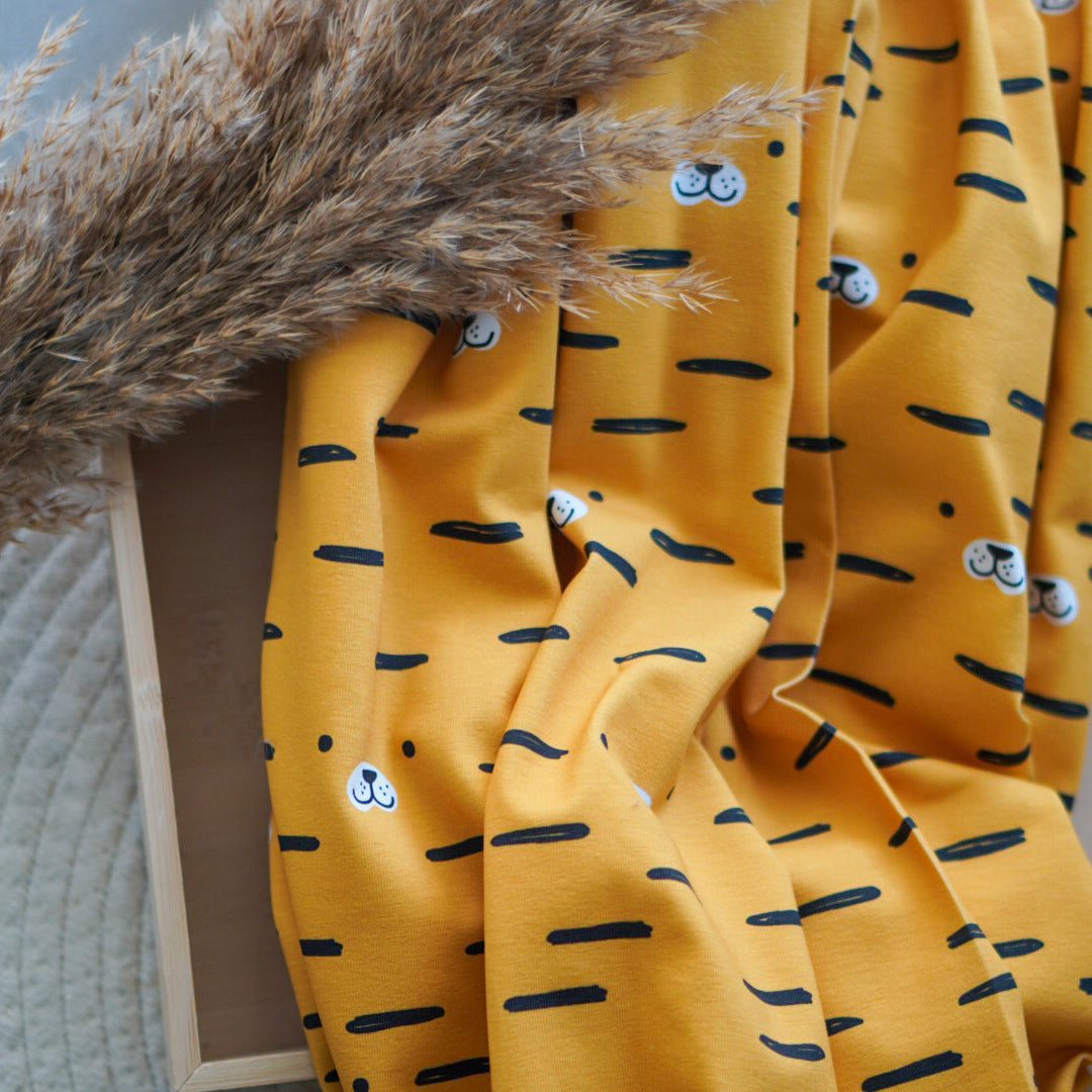 Kinderstoff mit Tigergesicht und Tigerstreifen